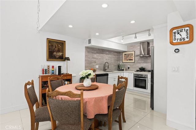 10926 Bluffside Drive 30, Studio City, CA 91604