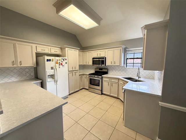 808 Manor Drive, Angleton, TX 77515
