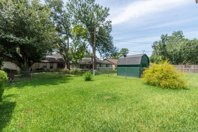 808 Manor Drive, Angleton, TX 77515