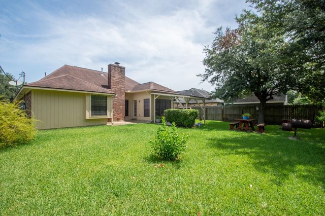 808 Manor Drive, Angleton, TX 77515