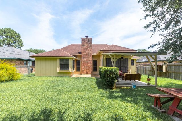 808 Manor Drive, Angleton, TX 77515