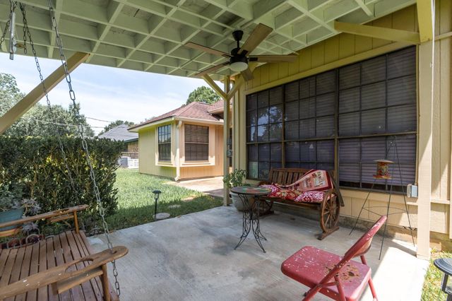 808 Manor Drive, Angleton, TX 77515