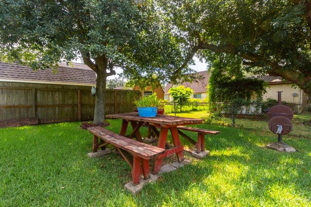 808 Manor Drive, Angleton, TX 77515