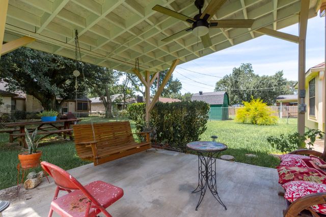808 Manor Drive, Angleton, TX 77515