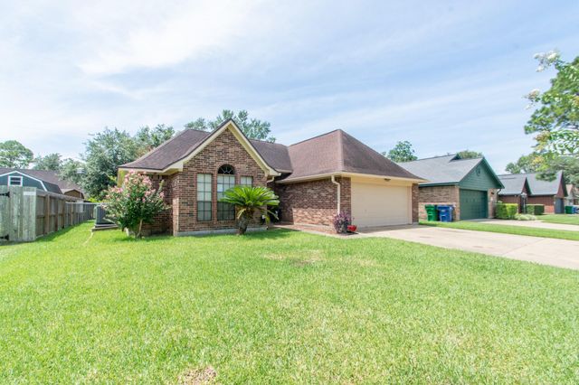 808 Manor Drive, Angleton, TX 77515