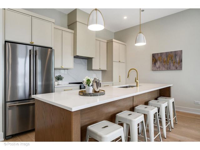 5340 N Lincoln Avenue 202, Chicago, IL 60625