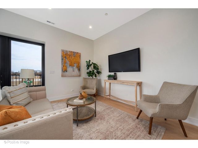 5340 N Lincoln Avenue 202, Chicago, IL 60625