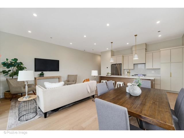 5340 N Lincoln Avenue 202, Chicago, IL 60625