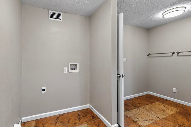 2215 TAPIA Boulevard SW, Albuquerque, NM 87105