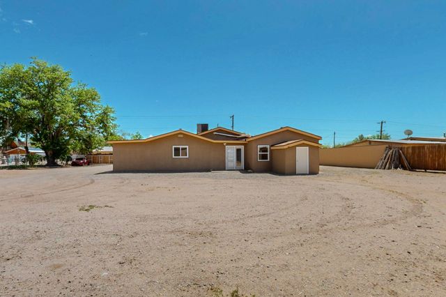 2215 TAPIA Boulevard SW, Albuquerque, NM 87105