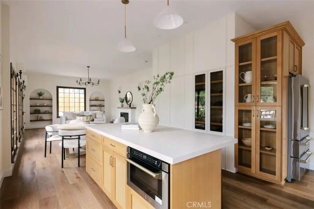 2050 N Las Palmas Avenue, Los Angeles, CA 90068