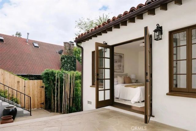 2050 N Las Palmas Avenue, Los Angeles, CA 90068