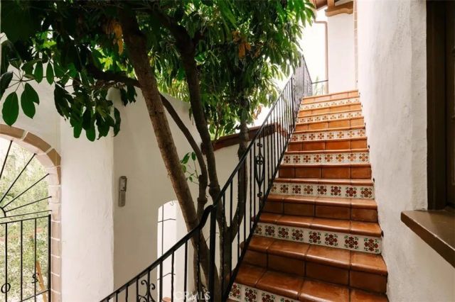 2050 N Las Palmas Avenue, Los Angeles, CA 90068