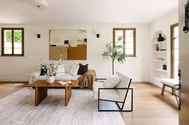 2050 N Las Palmas Avenue, Los Angeles, CA 90068