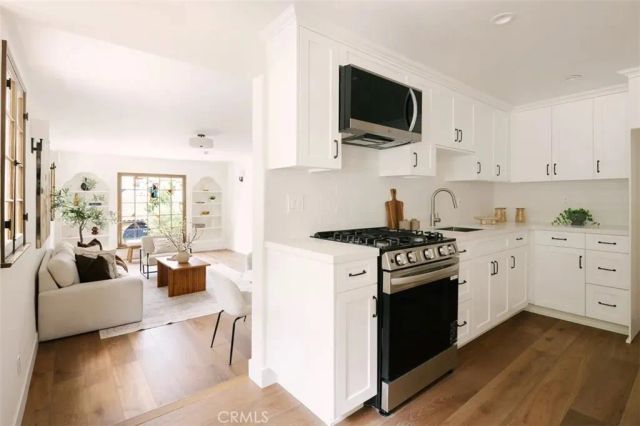 2050 N Las Palmas Avenue, Los Angeles, CA 90068