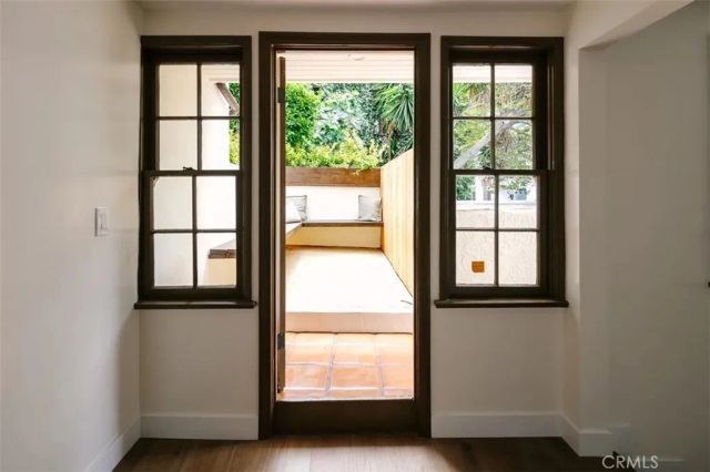 2050 N Las Palmas Avenue, Los Angeles, CA 90068