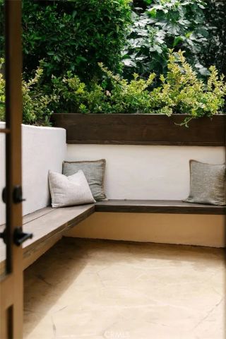 2050 N Las Palmas Avenue, Los Angeles, CA 90068