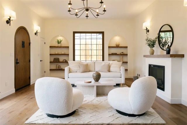 2050 N Las Palmas Avenue, Los Angeles, CA 90068