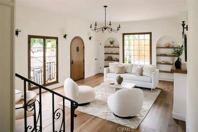 2050 N Las Palmas Avenue, Los Angeles, CA 90068