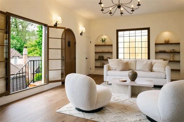 2050 N Las Palmas Avenue, Los Angeles, CA 90068
