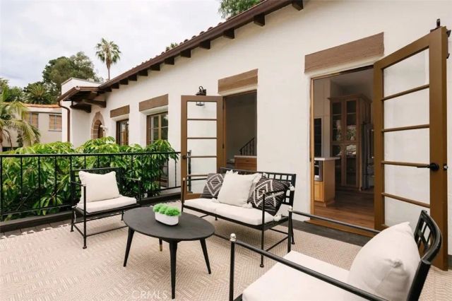 2050 N Las Palmas Avenue, Los Angeles, CA 90068