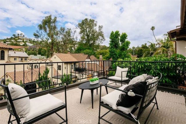 2050 N Las Palmas Avenue, Los Angeles, CA 90068
