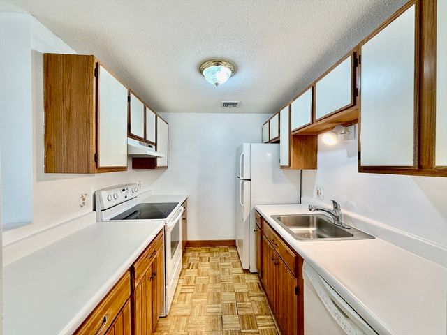 15 Bower Rd B5, Quincy, MA 02169