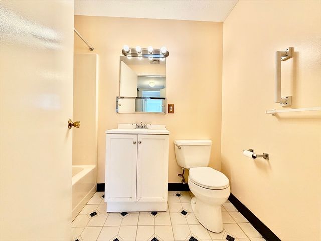 15 Bower Rd B5, Quincy, MA 02169