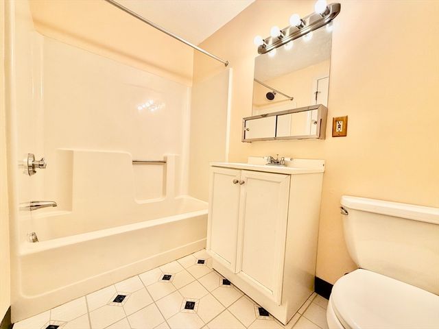 15 Bower Rd B5, Quincy, MA 02169