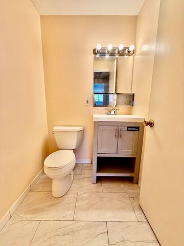 15 Bower Rd B5, Quincy, MA 02169