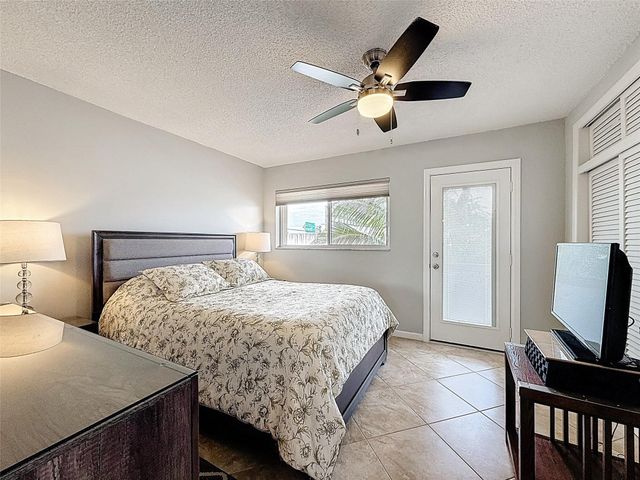 800 SW 11th Avenue 12, Hallandale Beach, FL 33009