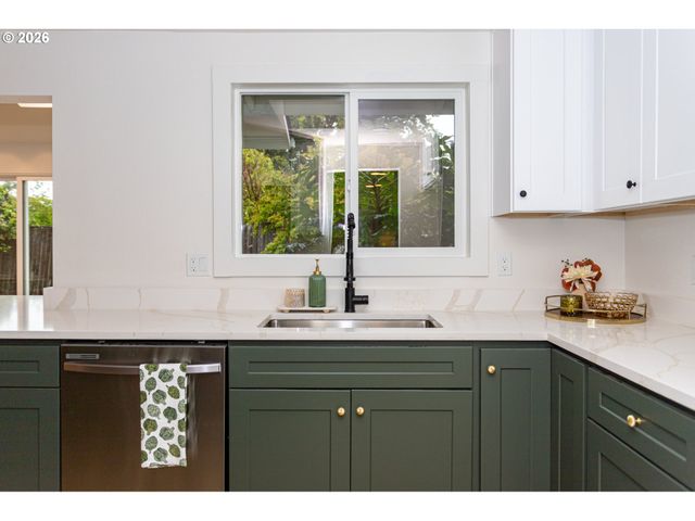 395 E 46TH Ave, Eugene, OR 97405
