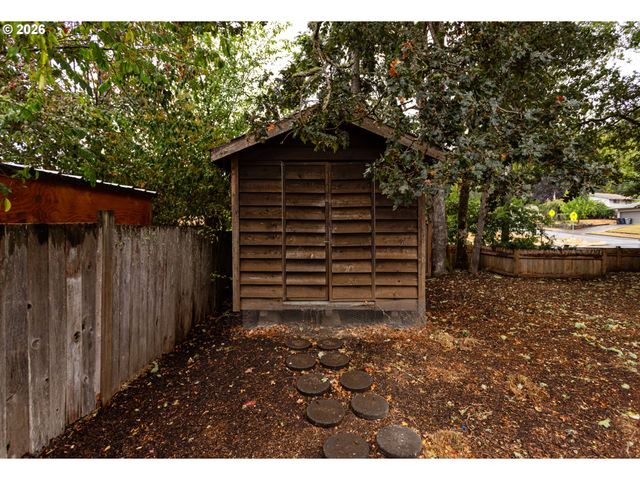 395 E 46TH Ave, Eugene, OR 97405