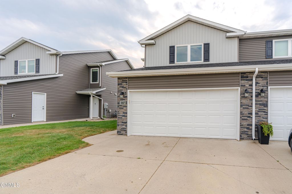 507 La Paz Avenue, Bismarck, ND 58503 photo 1