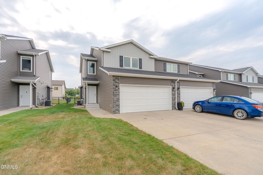 507 La Paz Avenue, Bismarck, ND 58503 photo 2