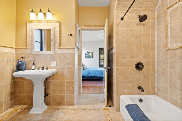 2330 Prairie Ave, Miami Beach, FL 33140