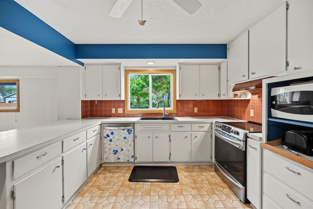 2076 Raymond Ave., Salina, KS 67401