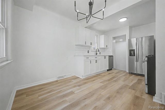 6785 Pelham Road, Allen Park, MI 48101