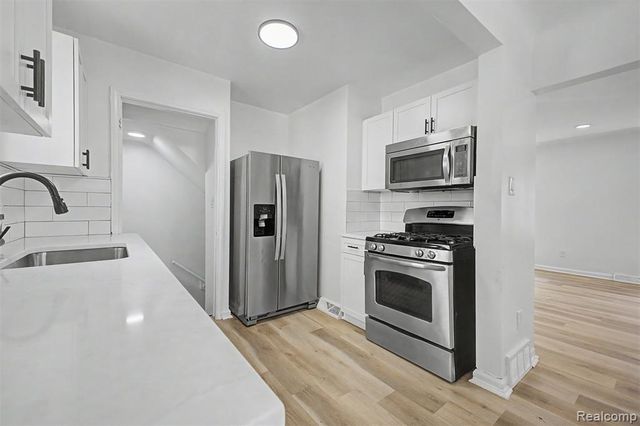 6785 Pelham Road, Allen Park, MI 48101