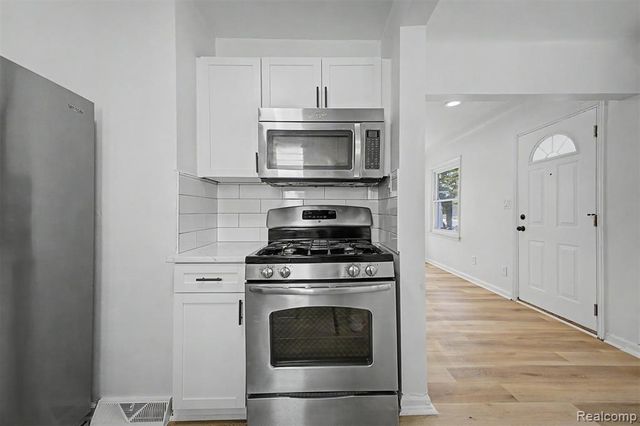 6785 Pelham Road, Allen Park, MI 48101