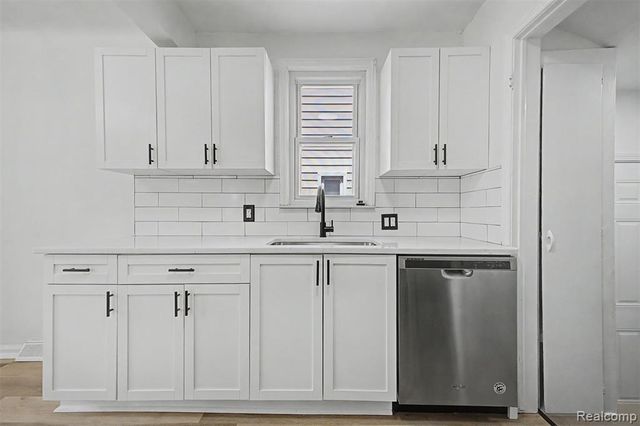 6785 Pelham Road, Allen Park, MI 48101