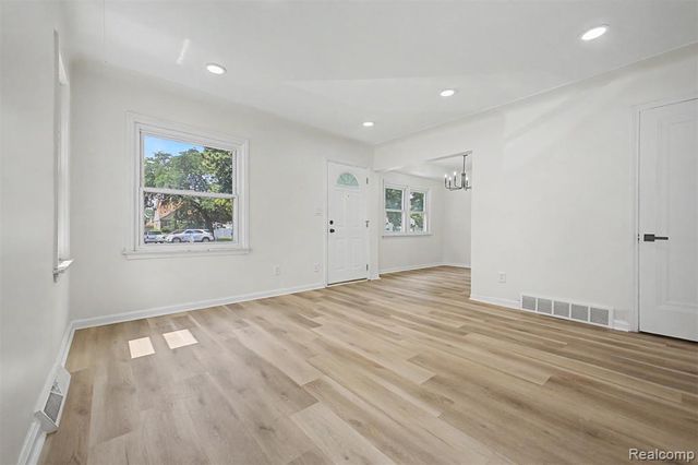 6785 Pelham Road, Allen Park, MI 48101