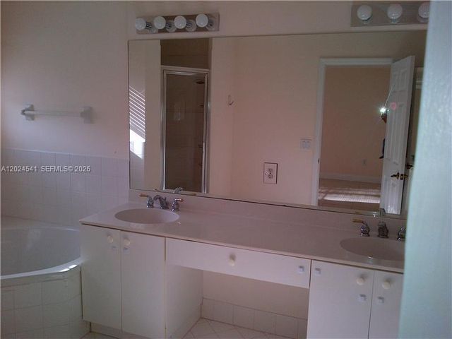 5702 NW 112 CT 5702, Doral, FL 33178