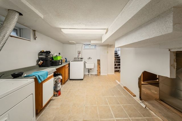 1078 Liberty St, Springfield, MA 01104