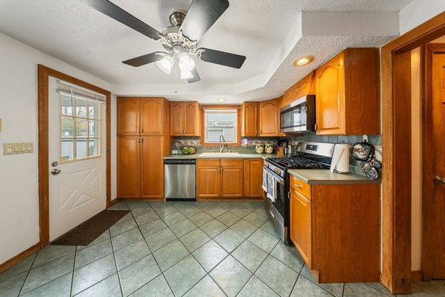 1078 Liberty St, Springfield, MA 01104