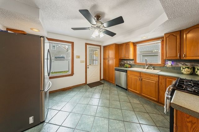 1078 Liberty St, Springfield, MA 01104
