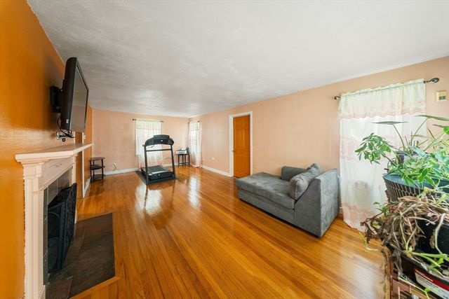 1078 Liberty St, Springfield, MA 01104