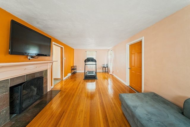 1078 Liberty St, Springfield, MA 01104