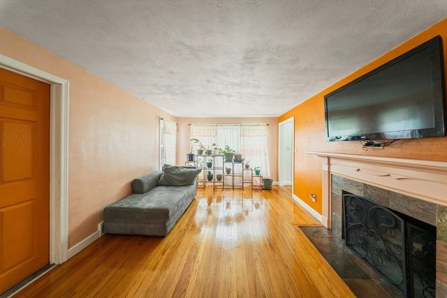 1078 Liberty St, Springfield, MA 01104