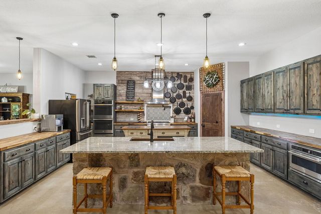 105 Dillard Ln, Bergheim, TX 78004